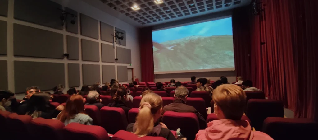 VISITOR WITH 3D GLASSES DIGITAL PROJECTION METEORA